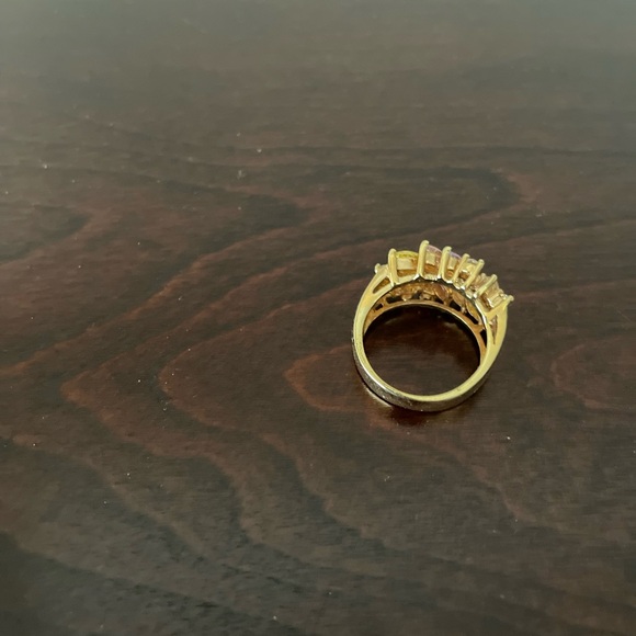 EUC Goldtone ring with pastel colored glass crystals - Picture 4 of 5